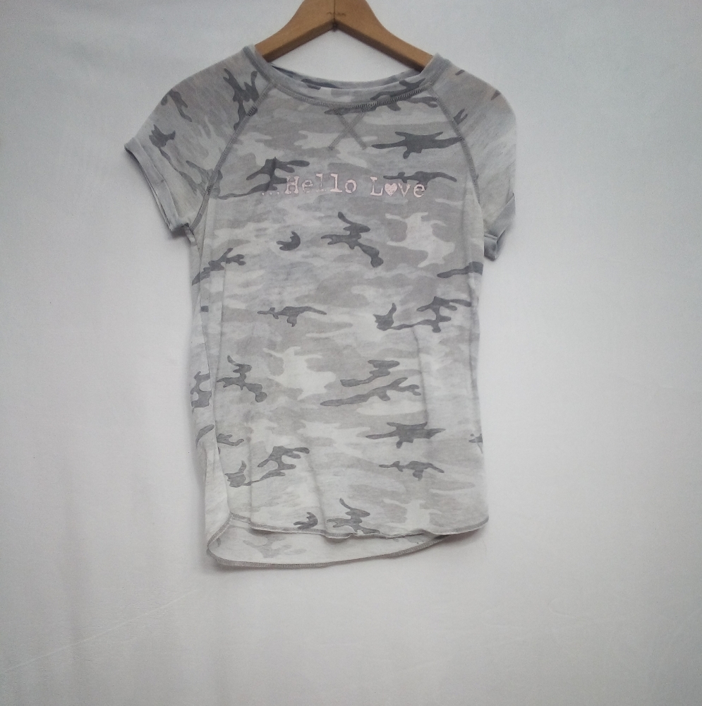 Girls Short sleeve graphic camo shirt
